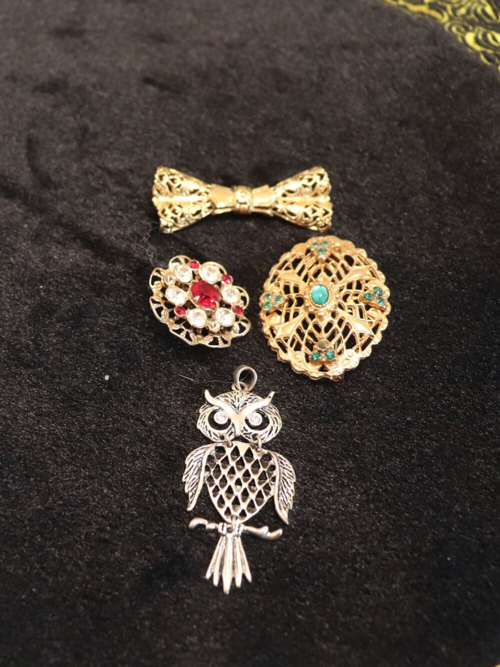 3 Women's Pins and 1 Broche Without Chain in Small White Boxes Jewelry